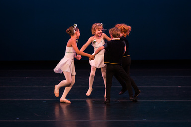 children dancers on stage